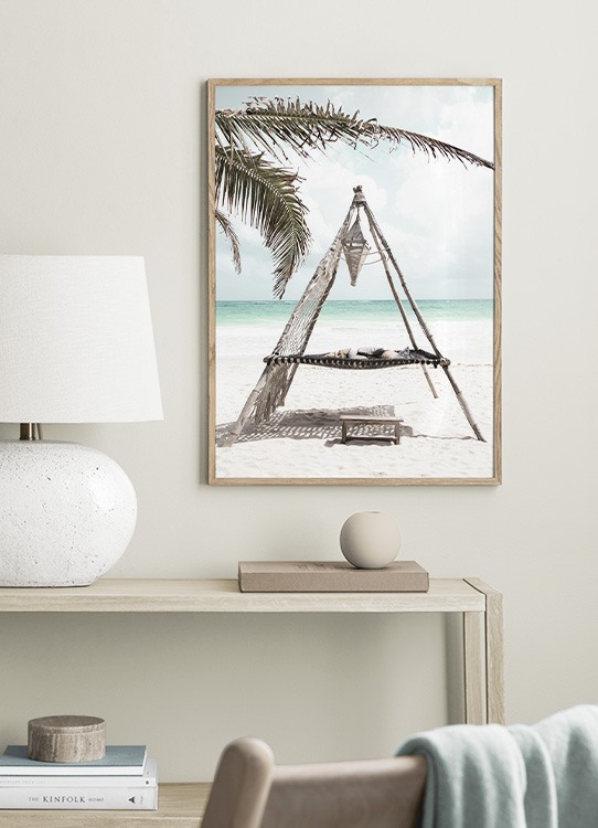  – Photographie de feuilles de palmier devant un hamac sur une plage