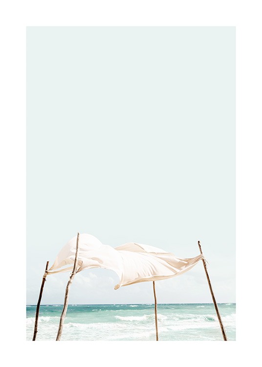  – Photographie de l’océan derrière un tissu blanc flottant au vent