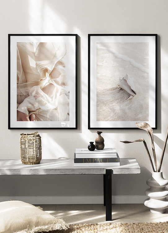  – Foto van een lichtbeige schelp in water en zand