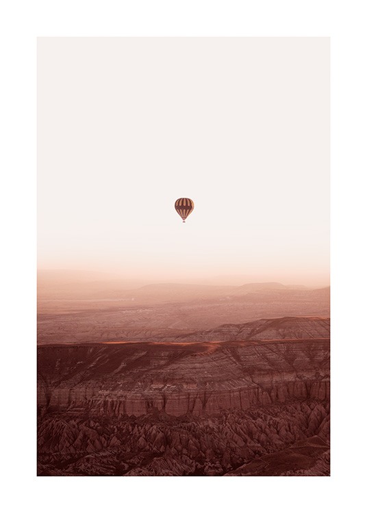 Hot Air Balloon Over Mountains Affiche