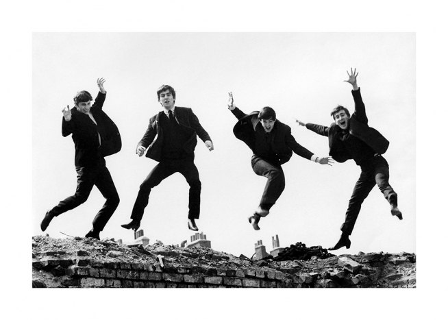  – Schwarz-weiß-Fotografie, die die Beatles beim Sprung in die Luft zeigt