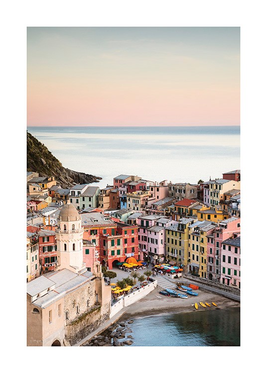  – Photographie de Vernazza avec des maisons colorées au bord de l’océan