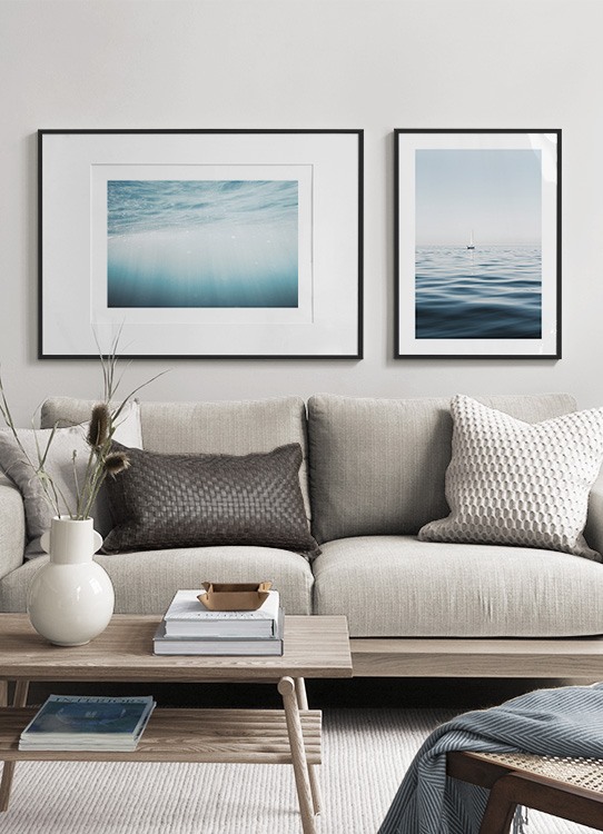  – Foto van een zeilboot in een helderblauwe oceaan met kalme golven