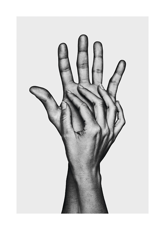  – Zwart wit foto van twee handen die elkaar aanraken, op een lichtgrijze achtergrond