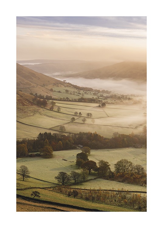  – Photographie de champs, d’arbres et de collines verdoyants sous le brouillard