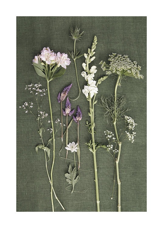  – Photographie d’une rangée de fleurs sauvages en vert, blanc, rose et violet sur un fond en lin vert
