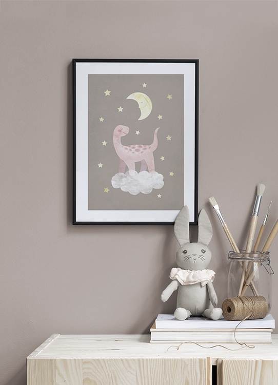  – Illustratie van een dinosaurus in roze die op een wolk staat, met sterren en een maan eromheen tegen een bruine achtergrond