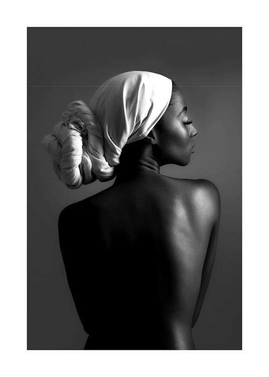  – Photographie en noir et blanc d’une femme avec les cheveux enveloppés dans une écharpe, vue de dos