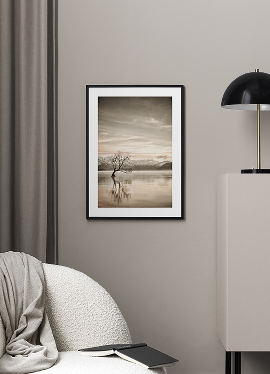  – Foto van een kalm meer met een boom en bergen op de achtergrond