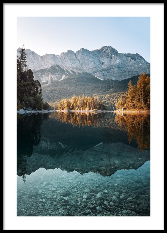  – Fotografie von Bergen und orange gefärbten Bäumen, die sich in einem stillen See spiegeln