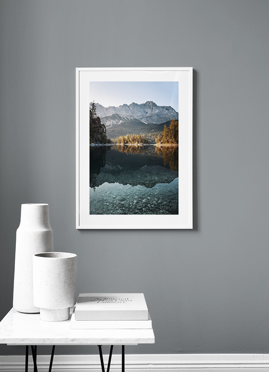  – Photographie de montagnes et d’orangers reflétés dans un lac immobile