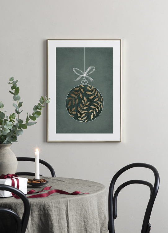  – Illustratie van een groen en gouden kerstornament op een wit koord tegen een groene achtergrond