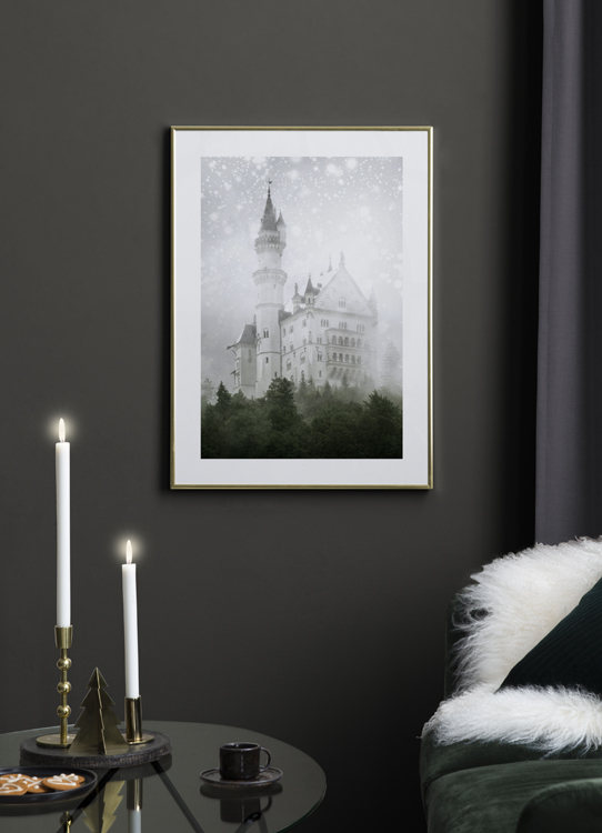  – Foto van een wit kasteel bedekt met schitterende sneeuw en groene dennenbomen