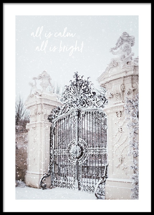  – Foto van pilaren en een uitgebeitelde poort bedekt met sneeuw, met tekst aan de bovenkant