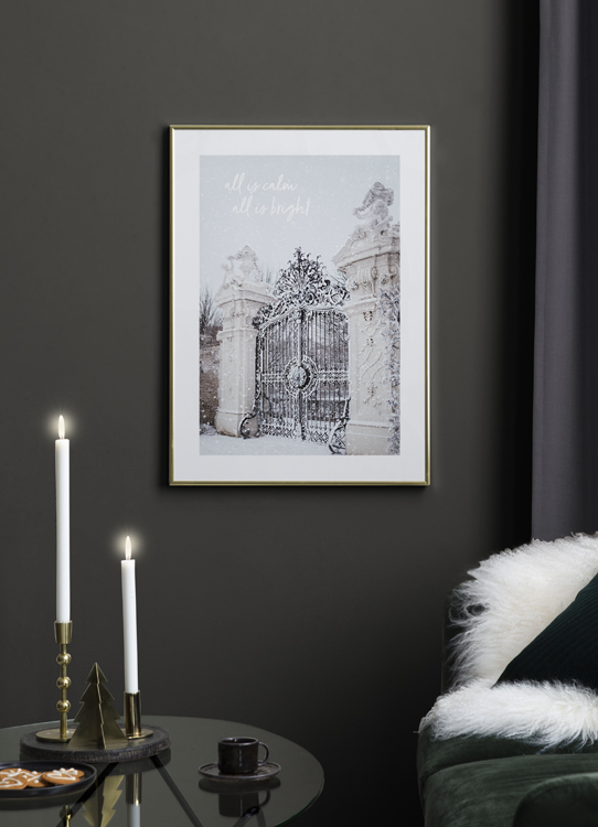  – Fotografie von Säulen und einem geschnitzten Tor, die mit Schnee bedeckt sind, darüber Text