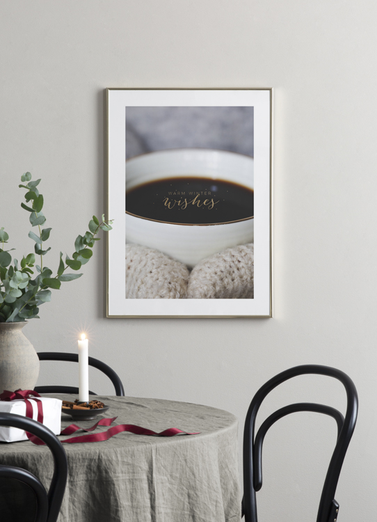  – Fotografie einer Kaffeetasse mit Text in Gold