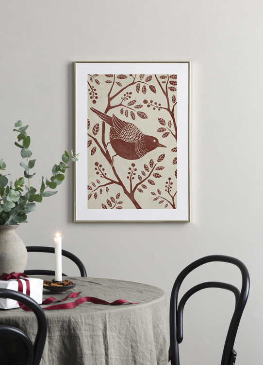  – Illustratie van een vogel die op een tak zit met bladeren in rood tegen een beige achtergrond