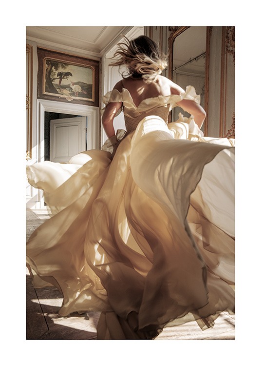  – Photographie d’une femme traversant une pièce en courant dans une robe beige, avec une peinture et des miroirs à l’arrière-plan
