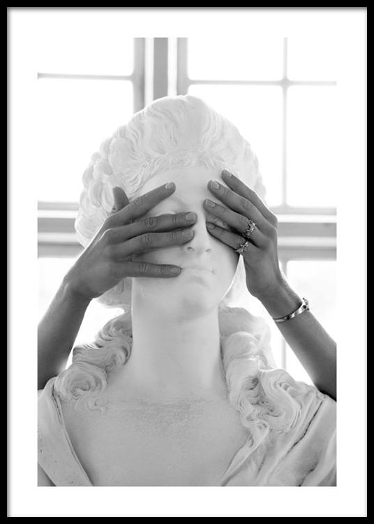  – Schwarz-weiß-Fotografie einer Marmorstatue, deren Augen von den Händen einer Frau zugehalten werden