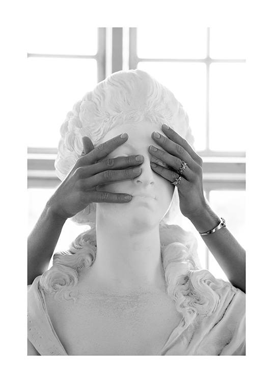  – Schwarz-weiß-Fotografie einer Marmorstatue, deren Augen von den Händen einer Frau zugehalten werden