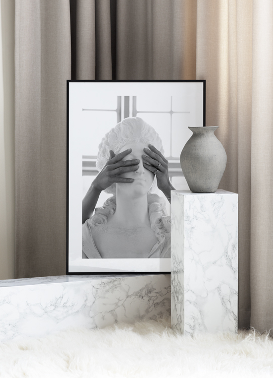  – Zwart-wit foto van een marmeren standbeeld, met een vrouw die de ogen met haar handen bedekt