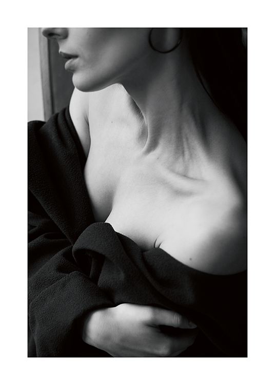  – Zwart-witfoto van een vrouw met blote hals en schouders