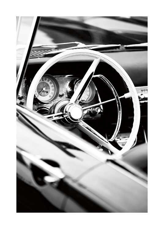  – Photographie en noir et blanc du volant et du tableau de bord d’un vieux cabriolet