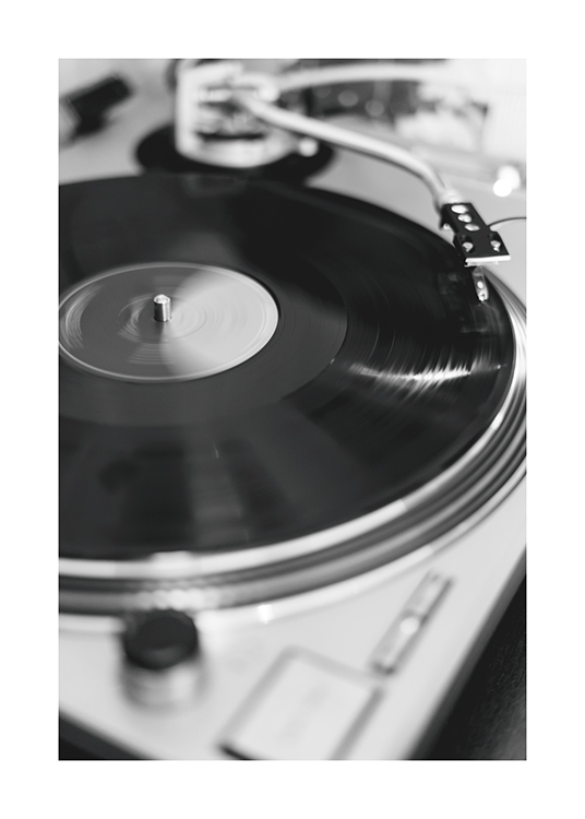  – Photographie en noir et blanc d’un tourne-disque avec un disque vinyle