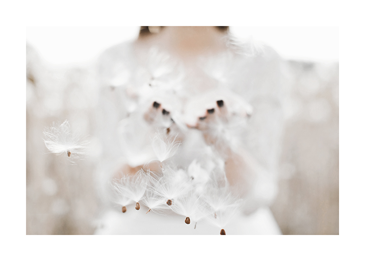  – Photographie d’un tas de graines de pissenlit volantes avec une femme à l’arrière-plan