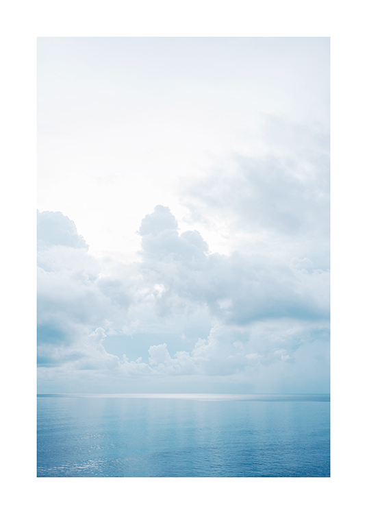  – Photographie d’un océan bleu avec de l’eau immobile et des nuages dans le ciel au-dessus