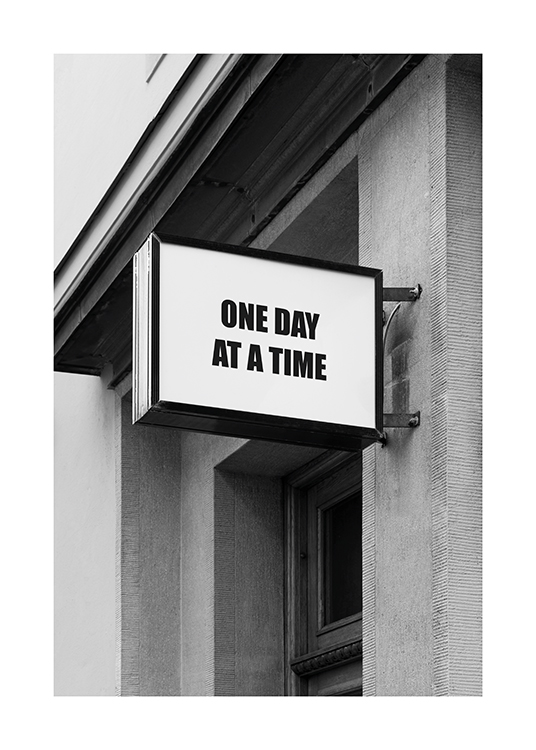  – Zwart-wit foto van een bord met tekst op een gebouw