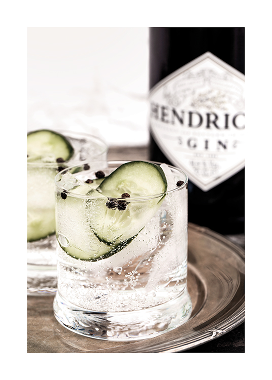  – Fotografie eines Cocktails mit Gin & Tonic mit Gurkenscheiben im Glas