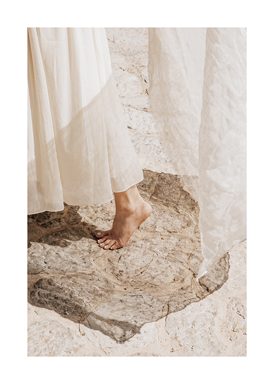  – Bild einer barfüßigen Frau in einem weißen Sommerkleid