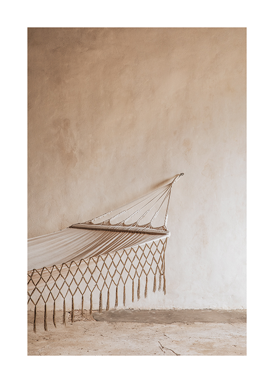  –  Une photographie d'un hammac suspendu sur un mur rustique