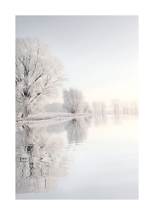  – Foto van een meer naast bomen en een landschap bedekt met sneeuw, weerspiegeld in het meer