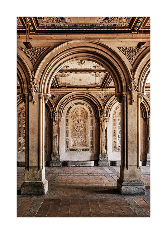  – Photographie de l’intérieur de Bethesda Arcade avec des arches, des piliers et des détails sculptés