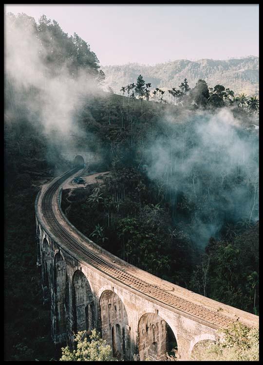 – Photographie d’un pont traversant un paysage avec des arbres et du brouillard