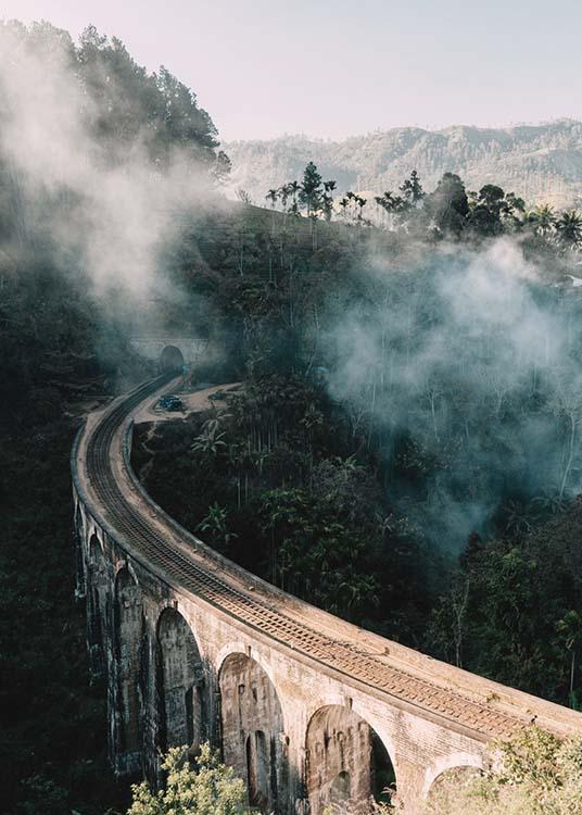  – Foto van een brug in een landschap met bomen en mist