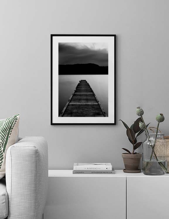 Wooden Pier Affiche / Noir et blanc chez Desenio AB (3305)