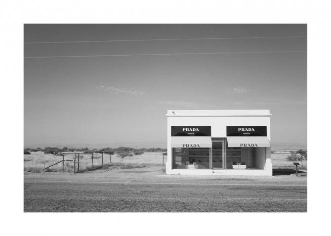 - Photographie en noir et blanc de la fausse boutique Prada Marfa érigée sous forme de sculpture et située dans le désert texan, aux Etats-Unis
