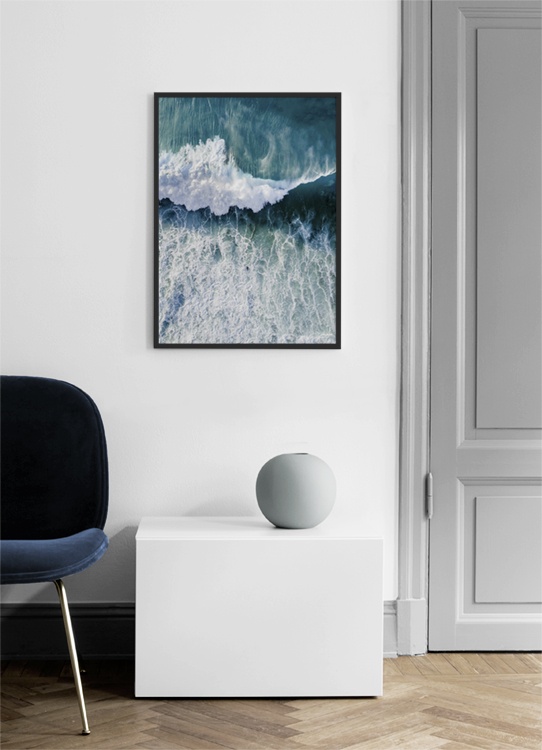  – Foto van bovenaf van een oceaan met grote golf die naar een surfer komt