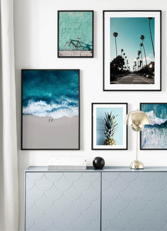  – Foto van bovenaf van een oceaan met grote golf die naar een surfer komt