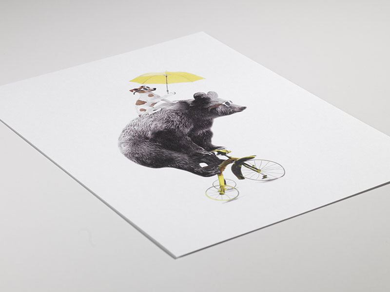 Bear On Yellow Bike, Poster / Posters pour enfants chez Desenio AB (7830)