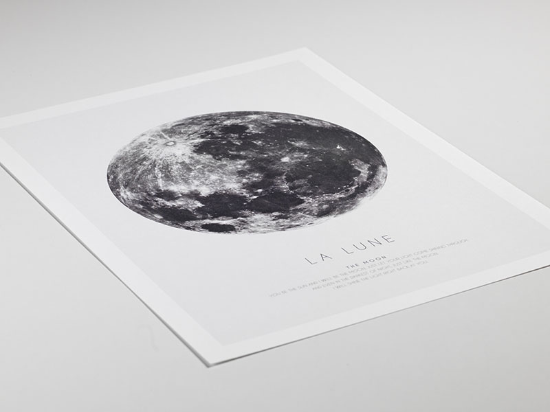  – Affiche graphique en noir et blanc avec une lune noire et blanche et du texte en dessous