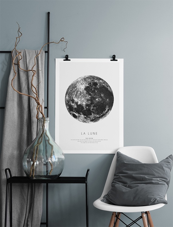  – Affiche graphique en noir et blanc avec une lune noire et blanche et du texte en dessous