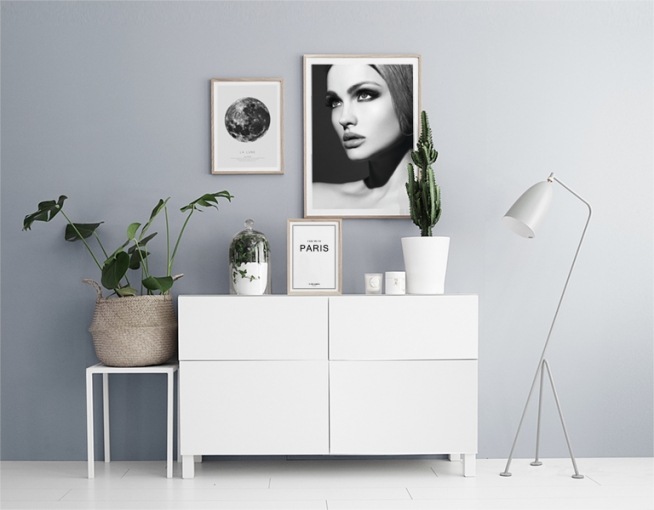  – Affiche graphique en noir et blanc avec une lune noire et blanche et du texte en dessous