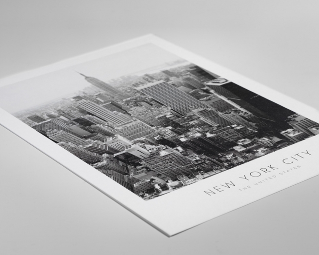  – Zwart wit foto van gebouwen in het centrum van New York en tekst eronder