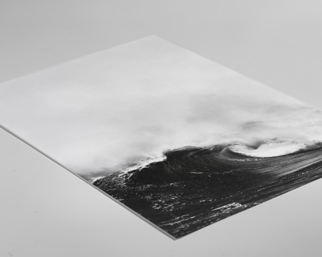 – Große Welle im Meer als Schwarz-weiß-Fotografie