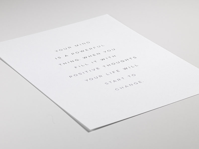  – Zwart wit quoteposter met een quote over het vullen van je geest met positieve gedachten