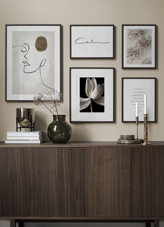  – Schwarz-weiß-Zitatebild mit einem Text, der uns daran erinnert, dass wir positiv denken sollen